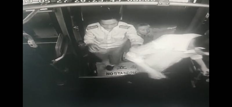 [温暖泉城]拄拐老人路边摔倒 公交司机和市民联手帮扶