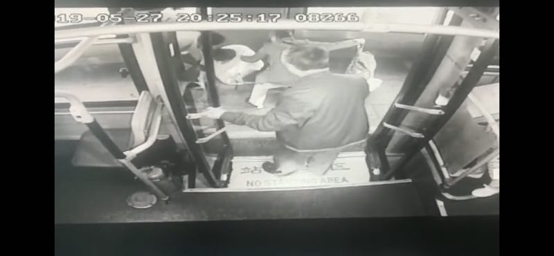 [温暖泉城]拄拐老人路边摔倒 公交司机和市民联手帮扶