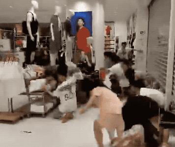 疯了!优衣库联名T恤遭哄抢背后真相是什么?kaws联名究竟为什么那么抢手