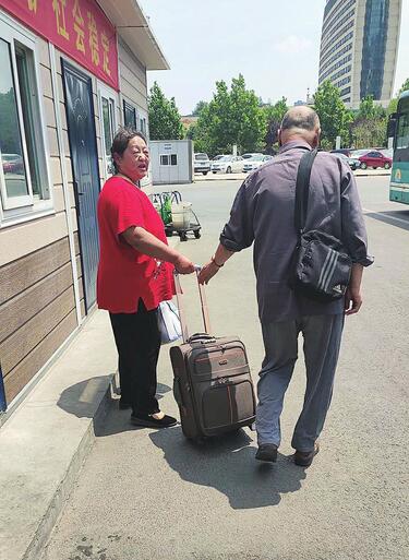 [温暖泉城]外地老人迅速找回丢失的背包 5000多元看病钱“完璧归赵”