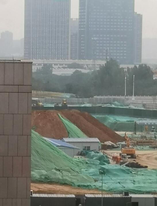 【啄木鸟在行动】奥体西路与礼耕路交叉口以东存在大面积裸土未覆盖