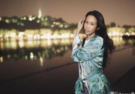 莫文蔚夜游西湖 外搭靛蓝色浴袍外套转身回眸间气质出众