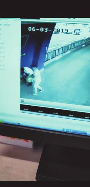 [温暖泉城]八旬老太突发心脏病倒在BRT站台前 站务员狂奔3分钟买回“救命药”