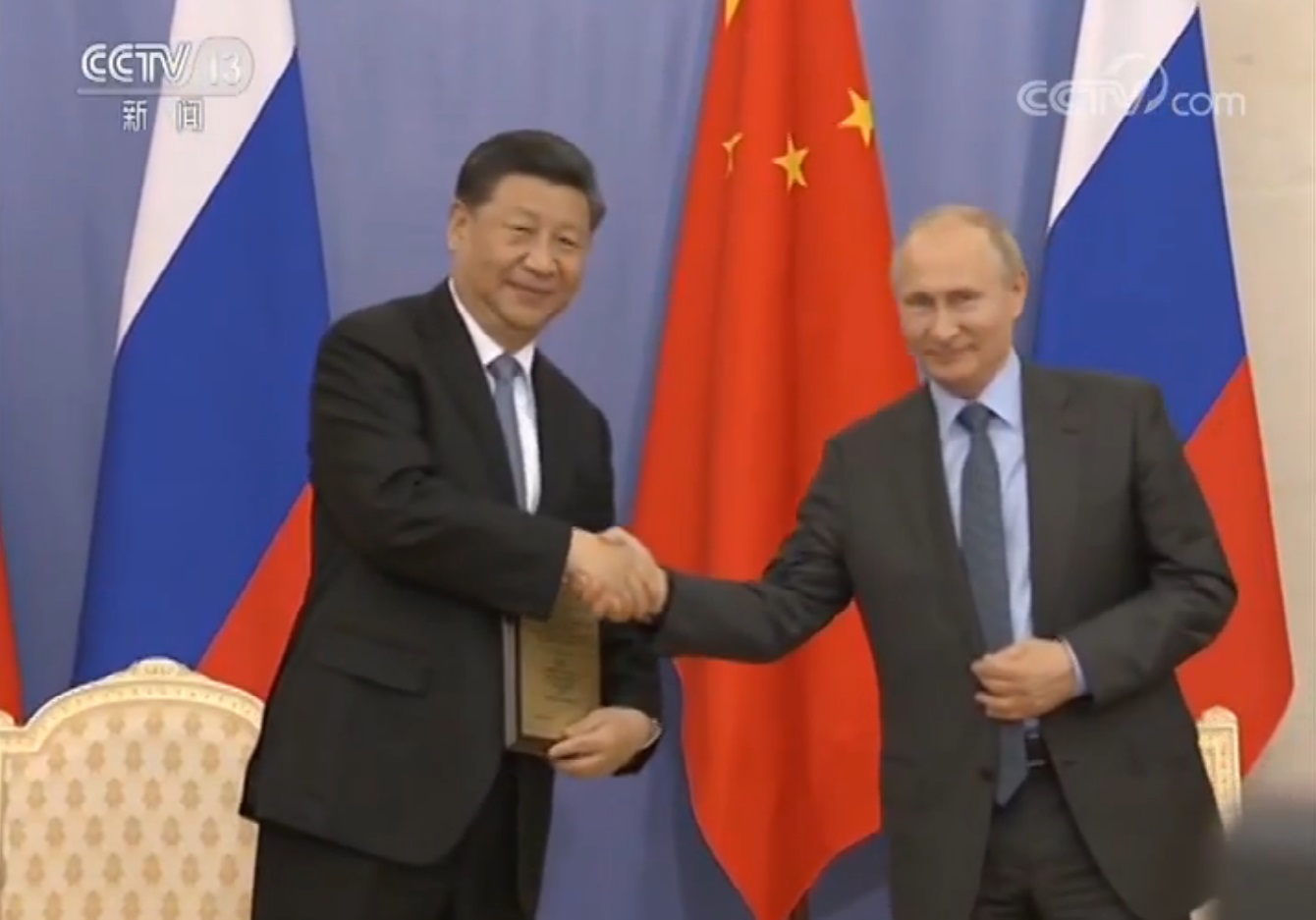 习近平出席接受圣彼得堡国立大学名誉博士学位仪式