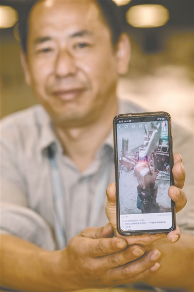 农民自制“土味”机器人 地产大佬招他做工程师