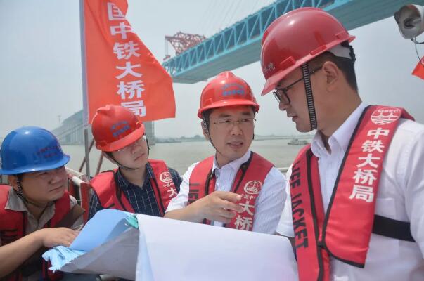 新时代·铁路榜样︱闫志刚：爱上桥梁，成就光荣与梦想