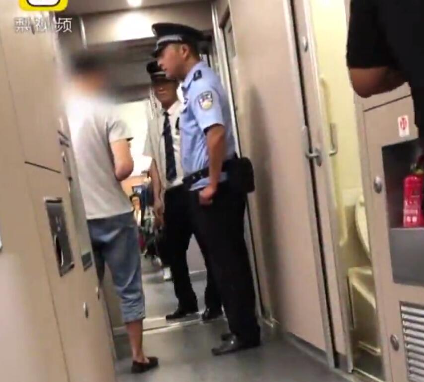 惊呆了！男子高铁抽烟叫嚣是什么情况？这到底是怎么一回事