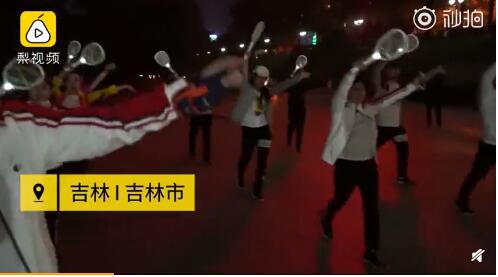 真相哭笑不得!东北大妈拿灭蚊拍跳广场舞是什么情况?曳步灭蚊舞火了