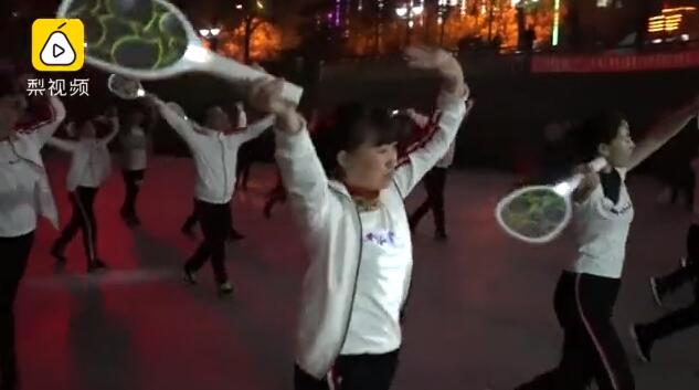 真相哭笑不得!东北大妈拿灭蚊拍跳广场舞是什么情况?曳步灭蚊舞火了