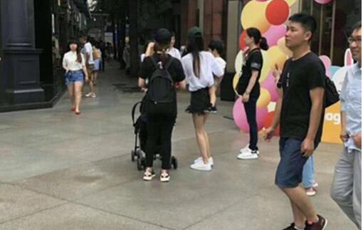 Baby抱儿子出游被偶遇 网友:“baby太美了,是个好妈妈”