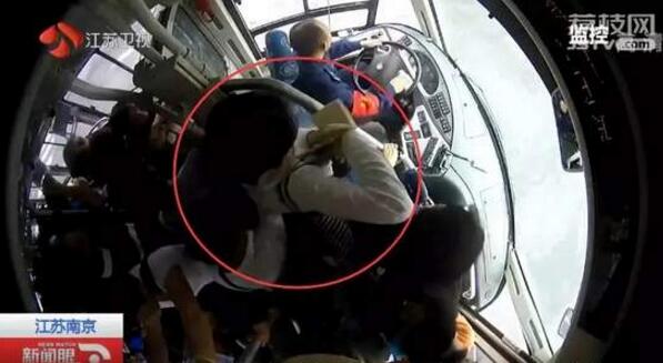 公交司机一路挨骂一路忍 谁知女孩一个动作让他眼泪都要奔涌出来了