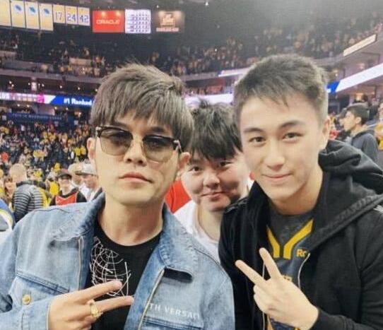 惊呆了！何猷君偶遇周杰伦是什么情况?后面的嘟嘟脸小哥哥抢镜