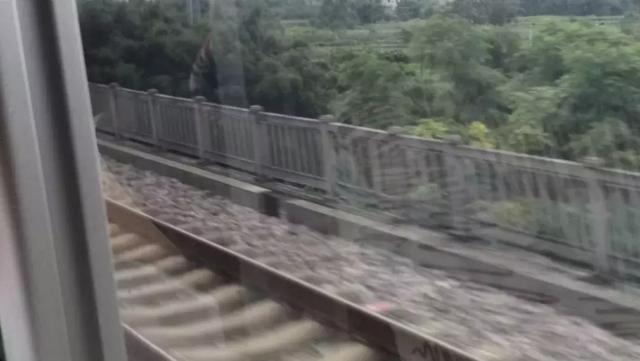 惊呆了!高铁疑似雷击爆炸是什么情况?这到底是怎么一回事