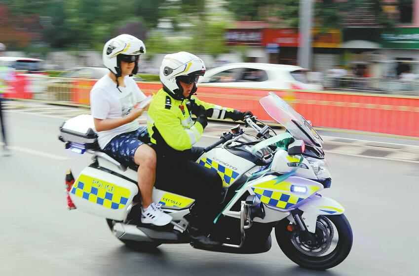 端午赶考路，交警护航一路顺畅