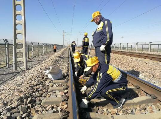 钢轨想“放飞自我”？不可能，这辈子都不可能的