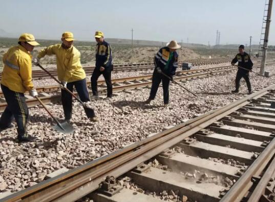 钢轨想“放飞自我”？不可能，这辈子都不可能的