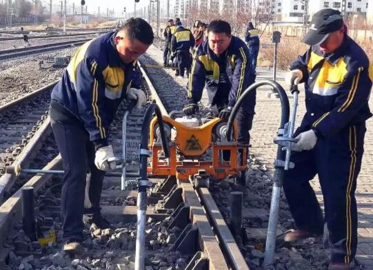 钢轨想“放飞自我”？不可能，这辈子都不可能的