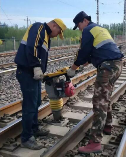 钢轨想“放飞自我”？不可能，这辈子都不可能的