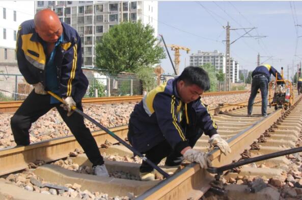 钢轨想“放飞自我”？不可能，这辈子都不可能的