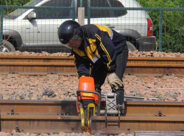 钢轨想“放飞自我”？不可能，这辈子都不可能的