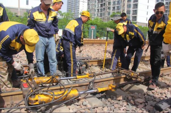 钢轨想“放飞自我”？不可能，这辈子都不可能的