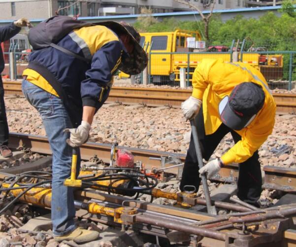 钢轨想“放飞自我”？不可能，这辈子都不可能的