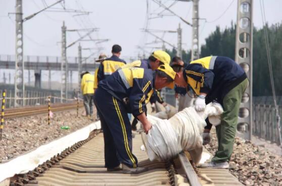 钢轨想“放飞自我”？不可能，这辈子都不可能的