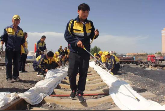 钢轨想“放飞自我”？不可能，这辈子都不可能的