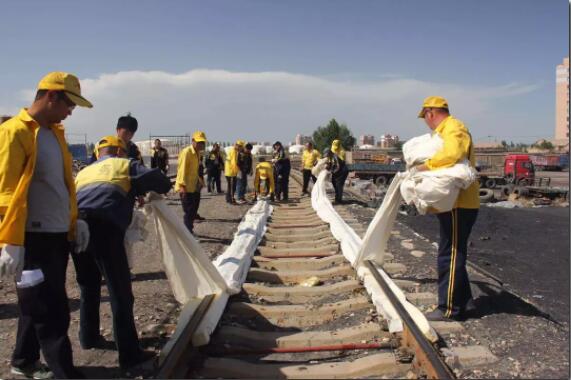 钢轨想“放飞自我”？不可能，这辈子都不可能的