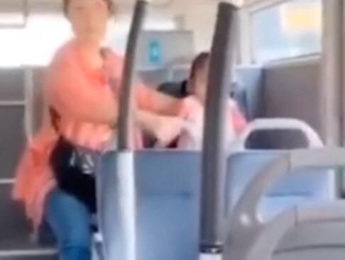 新闻中心 热点 >正文  原标题:视频-老人让孩子公交车上大便引乘客不