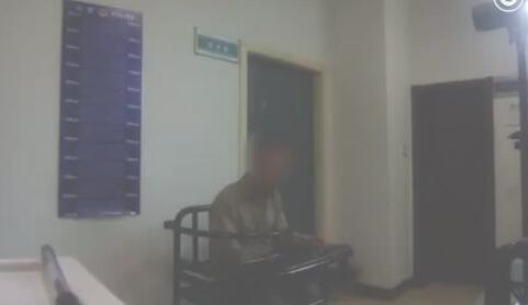 女孩火车上被陌生男亲醒 陌生男竟这样回应,真相惊呆众人!