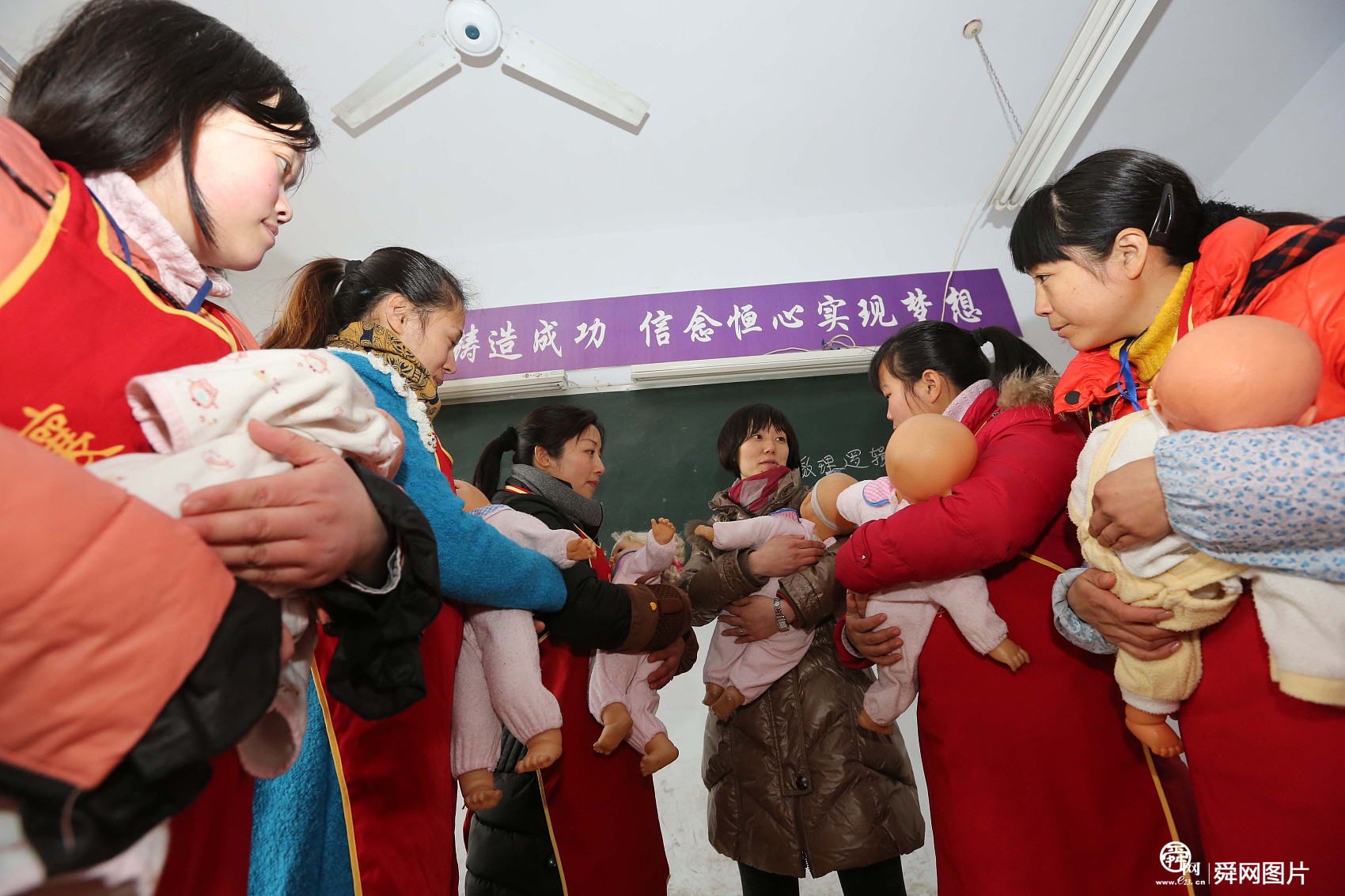 要价2万的月嫂预约到2020年 母婴经济为啥这么火