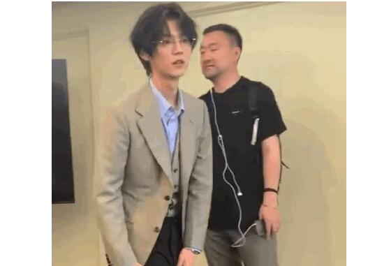 纳尼!鹿晗眼镜杀 这到底是个什么梗?看完照片表示是心动的感觉……