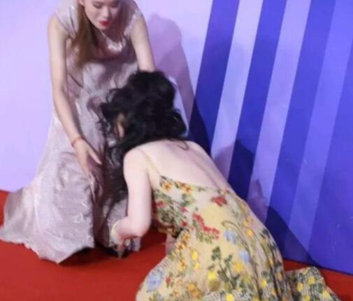 柳岩摔倒险走光什么情况 网友:柳岩这裙子，妥妥的大妈啊