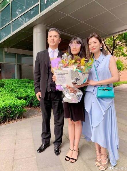 女大十八变!贾静雯与前夫同框是什么情况？梧桐妹已经有妈妈高了
