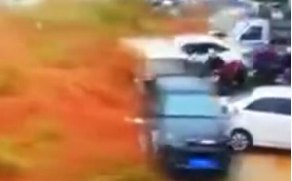 可怕！福建龙岩山体滑坡事件详细情况介绍 道路被泥浆淹没
