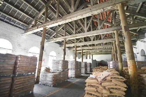 丁宝桢族人访原山东化工厂寻古 143年前的火药库仍完好