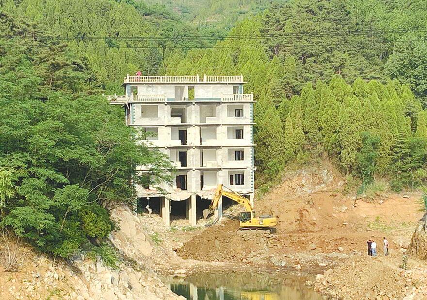 假冒护林房建起商务宾馆 济南南部山区拆除3500平方米违建