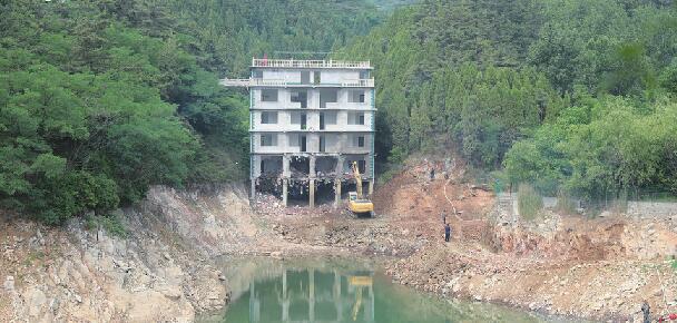 济南南部山区为拔“钉子”专门修路筑堤 智公泉水库边5层“水上宾馆”拆除