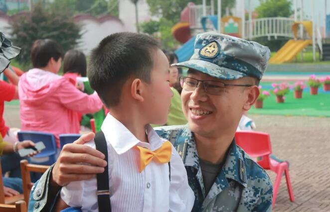 爸爸您看！现在的我，顶天立地！