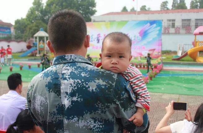 爸爸您看！现在的我，顶天立地！