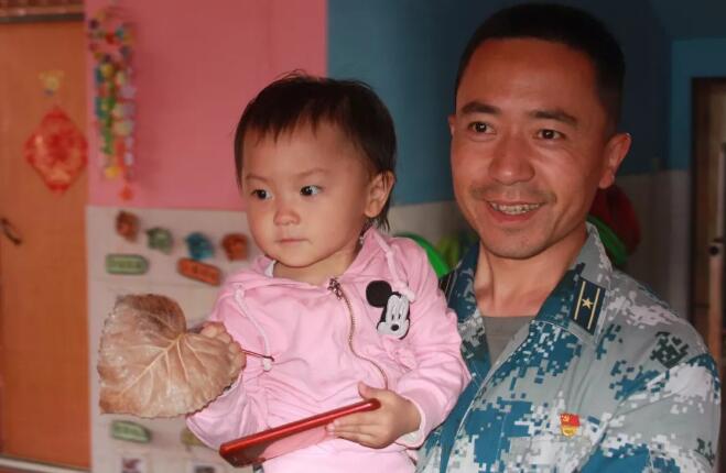 爸爸您看！现在的我，顶天立地！