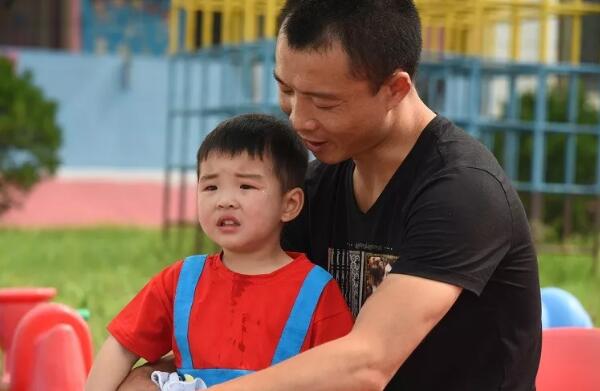 爸爸您看！现在的我，顶天立地！