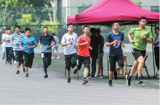 驻济仨院校同日综招 考生“赶场”有点难