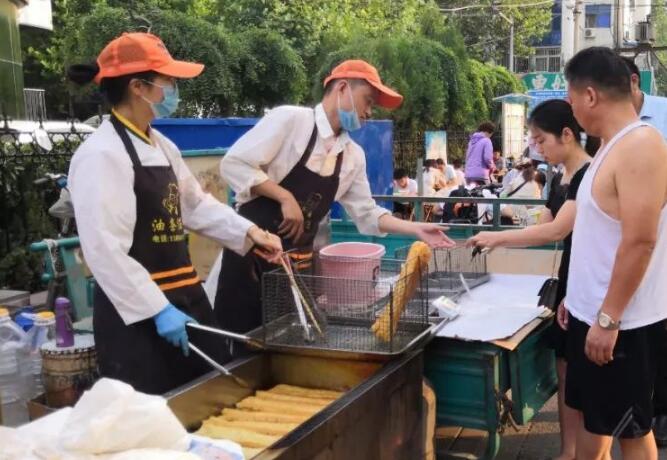 行行出状元!卖油条年入30万 边炸油条边直播吸引粉丝慕名而来