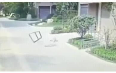 换窗致窗户坠落 十九楼业主擅自更换窗户未做安全防范措施