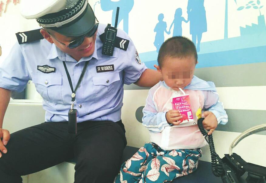 【践行社会主义核心价值观】迷路萌娃找妈 交警变身奶爸