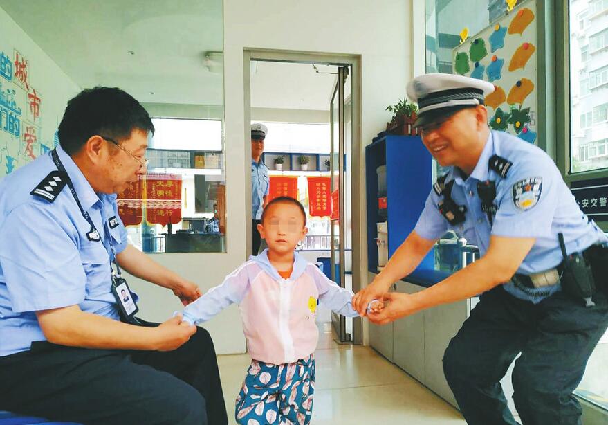 【践行社会主义核心价值观】迷路萌娃找妈 交警变身奶爸