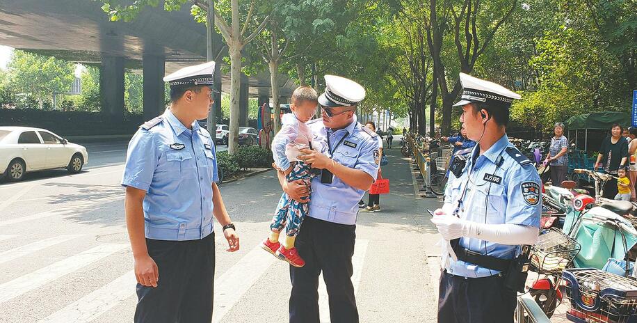 【践行社会主义核心价值观】迷路萌娃找妈 交警变身奶爸