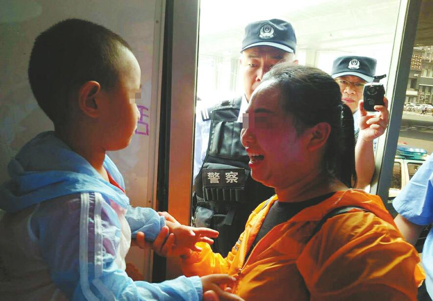 【践行社会主义核心价值观】迷路萌娃找妈 交警变身奶爸